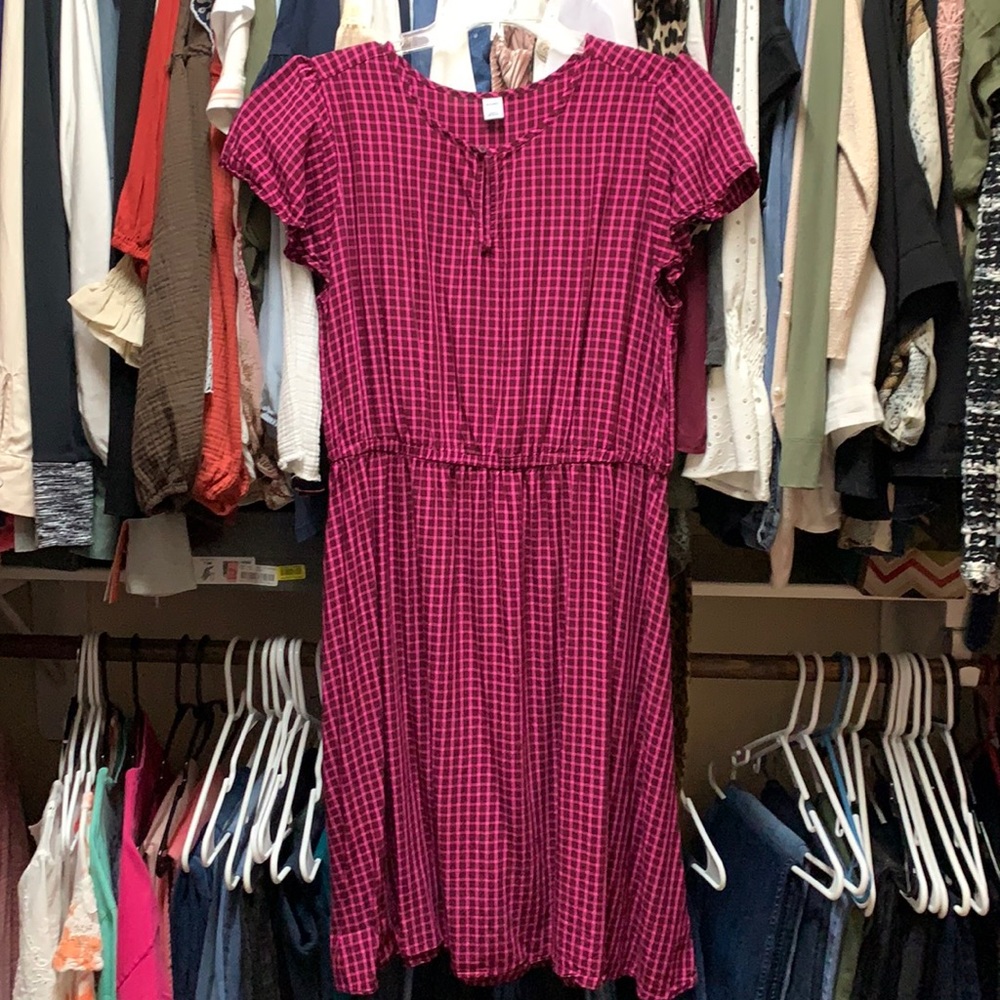 Cute summer dress with elastic waist and flutter sleeves.